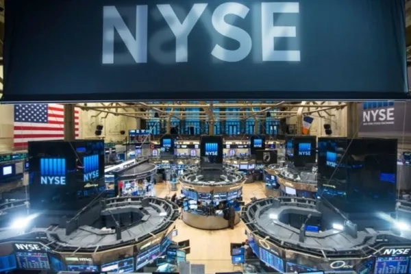 Wall Street cierra en rojo y el Dow Jones baja 0,61%, pendiente de la Fed