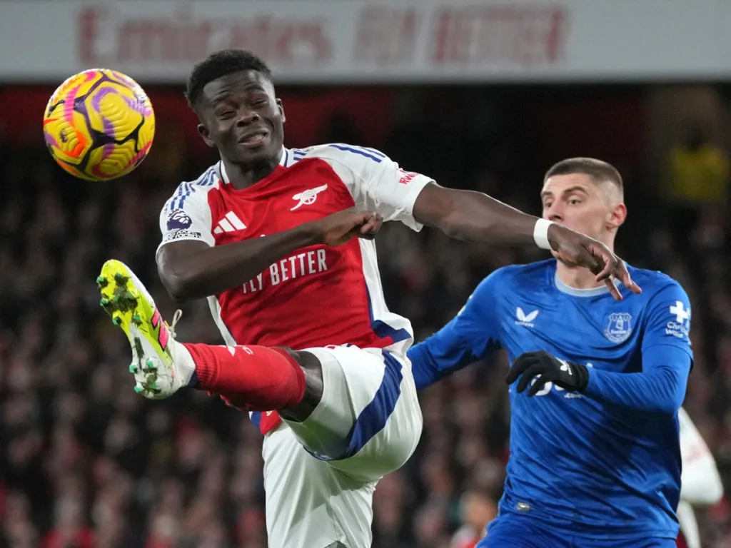 Bukayo Saka de baja con el Arsenal por lesión