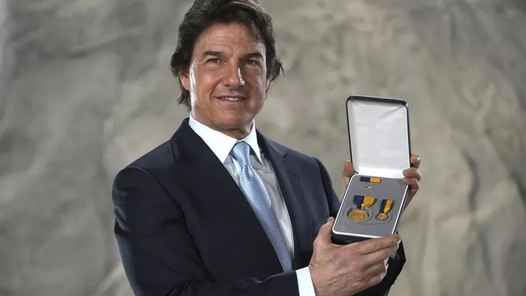 Tom Cruise recibió el máximo honor de la Marina de EE UU