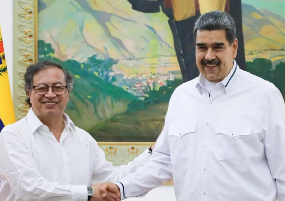 gustavo-petro-nicolas-maduro-posesion-